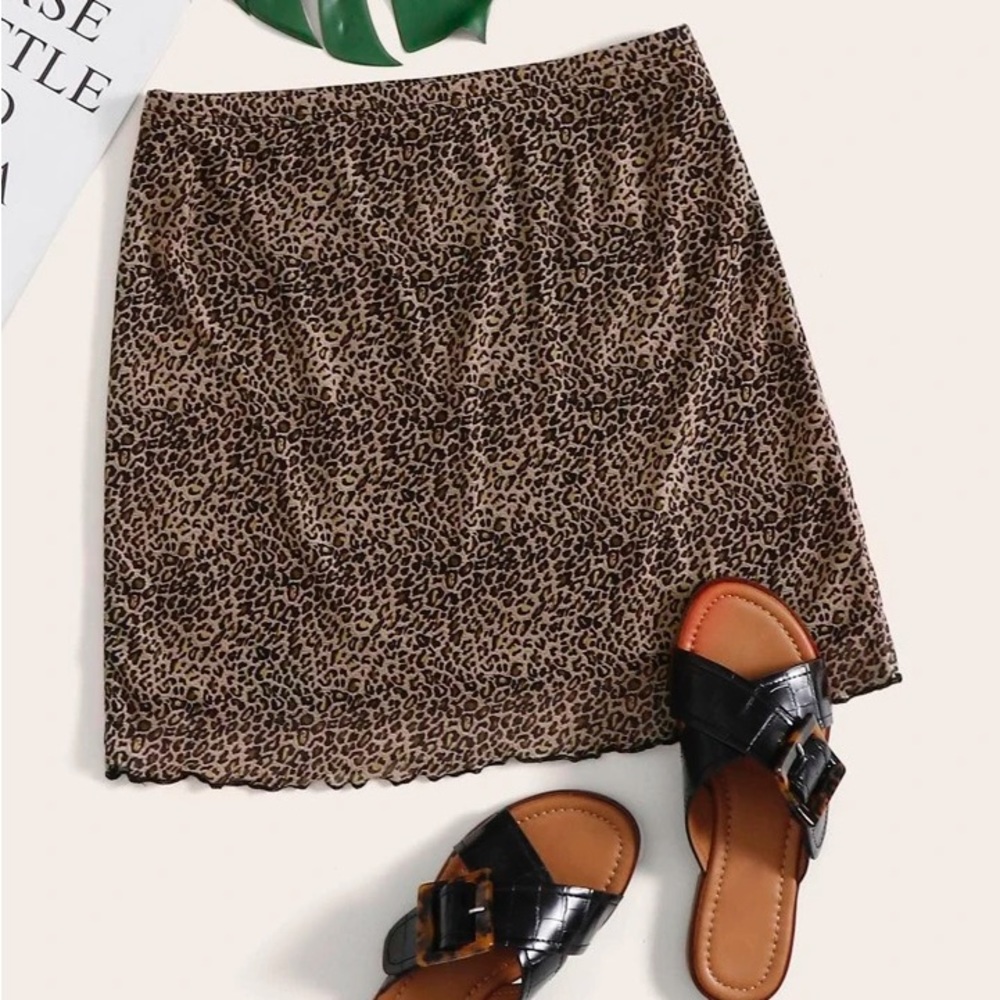 leopard print mini skirt